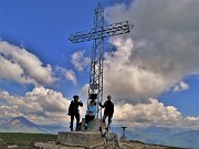 44 Alla croce del Linzone piacevole incontro con Flavia e Anna Maria 